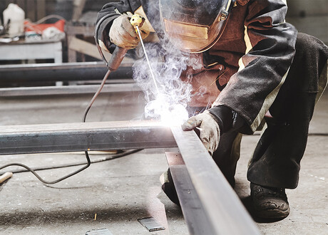 adobestock_363228794_welding-large-workpiece